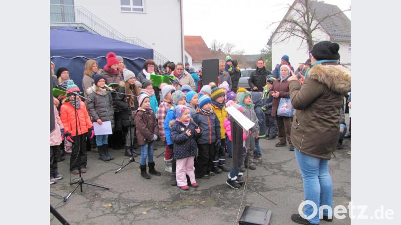 Der Kinderchor erfreut die Besucher mit fröhlichen Liedern. Bild: sei