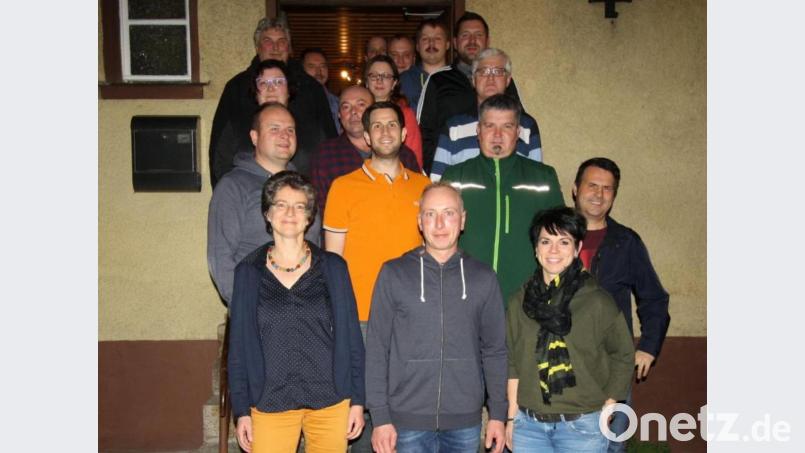 24 Bewerber zählt die Gemeinderatsliste der Freien Wählergemeinschaft Weihersberg-Zessau. Die Spitzenkandidaten sind Eva Mayrhofer-Dötsch aus Grünbach und Bernhard Dötsch aus Zessau (vorne, von links). Bild: bjp