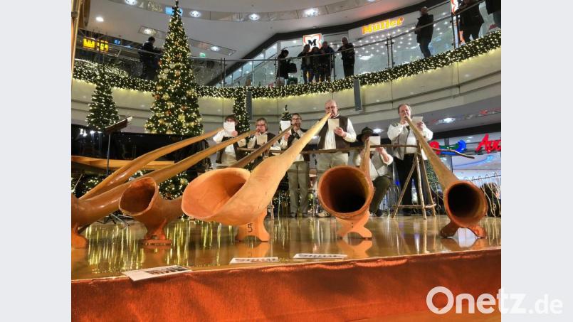 Premiere feierten die Speichersdorfer Fichtenhornbläser jüngst im Rotmaincenter Bayreuth. In Tracht und nicht nur mit den Klängen des Gloria aus der Alphornmesse von Herbert Bitschnau zogen sie ein riesiges Publikum in ihren Bann. Bild: hai