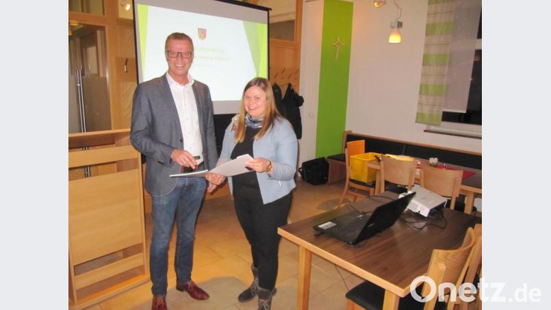 Bürgermeister Hermann Falk stellt den Hirschauer Unternehmern Wirtschaftsförderin Angela Powalla vor. Bild: fg