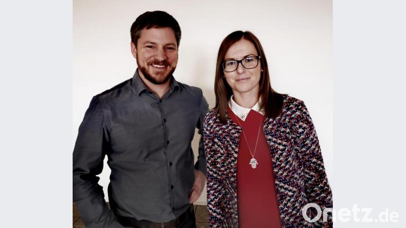 Sabrina Reiner (rechts) ist die neue Geschäftsführerin des Kreisjugendrings Schwandorf.. Jugendringsvorsitzender Peter Neumeier (links) brachte sie zur Sitzung des Jugendhilfeausschusses im Landratsamt mit, wo sie sich dem Ausschuss vorstellte. Bild: Thomas Dobler