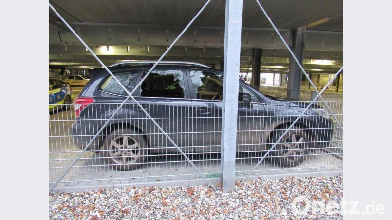Das beschädigte Auto. Bild: Polizeiinspektion Amberg