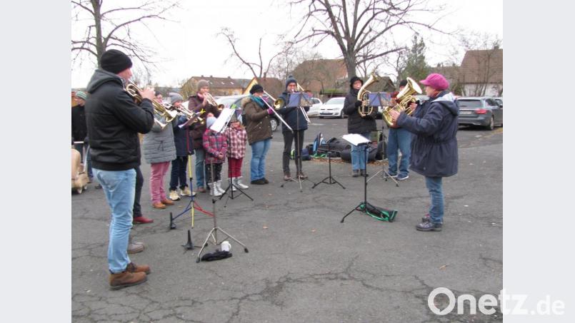 Der Posaunenchor unter Leitung von Veronika Weber eröffnete den Markt mit Weihnachtlichen Weisen. Bild: sei