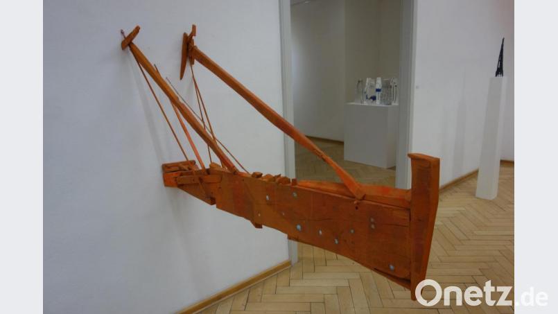 Die Arbeiten dieser Ausstellung ragen aus der Wand, stapeln sich oder hängen von der Decke. Die vier Berliner Künstlerinnen Claudia Busching, Ute Essig, Ursula Sax und Pomona Zipser loten die Räume des Kunst- und Gewerbevereins Regensburg aus. Bild: Susanne Wolke