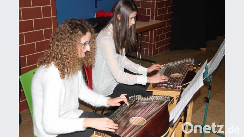 Das Zither-Duo Lena Bäuml und Nele Dybicki spielte bei der 51. Aventfeier auf. Bild: kro