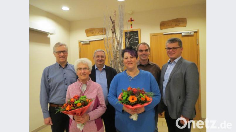 Hans Keilhammer, Hans Bauer, Markus Schlegel und Bürgermeister Martin Birner (hintere Reihe von links) bedankten sich bei Maria Falk und Brigitte Reinicke (von links). Bild: exb