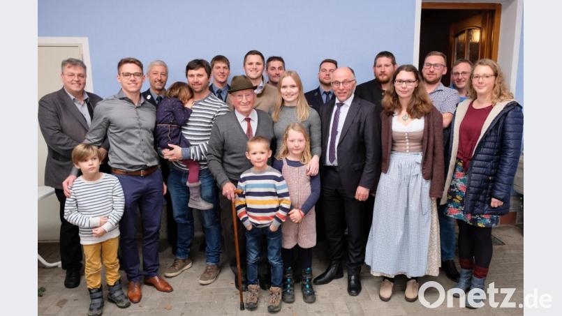 Mit 90 Lenzen ist Franz Dötsch (Bildmitte, mit Hut als persönlichem Markenzeichen) auch im wahrsten Sinne des Wortes der Dorfälteste der Ortschaft Zettlitz. Seinen runden Geburtstag feiert der Jubilar mit drei Kindern, neun Enkeln und vier Urenkeln. Auch Pfarrer Adrian, Bürgermeister Albert Nickl und die Feuerwehr Speinshart gratulierten zum Ehrentag. Bild: do