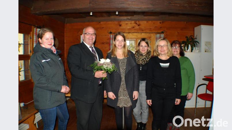 Bürgermeister Klaus Meyer und die Mitarbeiterinnen der Gäste-Information begrüßten Franziska Köhler (Dritte von links) in ihrer Mitte und verabschiedeten Ramona Ulrich (links). Bild: enz