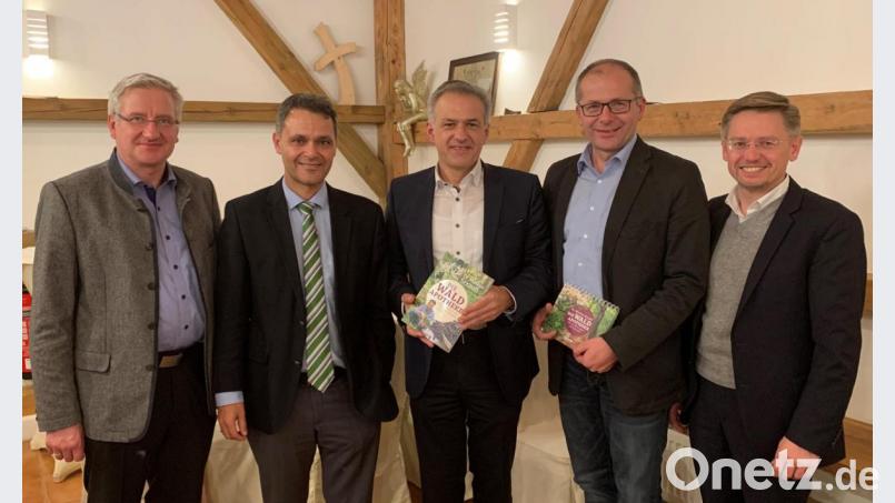 Bürgermeisterkandidat Johannes Reger aus Erbendorf, MU-Kreisvorsitzender Leonhard Zintl, Landratskandidat Roland Grillmeier, Kemnaths Bürgermeisterkandidat Roman Schäffler sowie Landtagsabgeordneter Tobias Reiß (von links) tauschten sich mit den Teilnehmern aus. Bild: mez