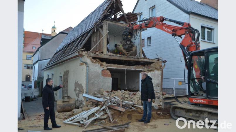 An der Ecke Türkeigasse/Rathausgasse wird das kleine Häuschen, das sich mittlerweile im Besitz der Stadt befindet, dem Erdboden gleich gemacht. Damit eröffnen sich für die Stadt neue Perspektiven für eine Neugestaltung. Bild: dob