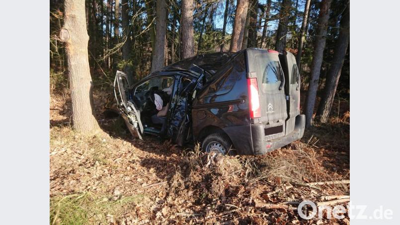 Die Insassen dieses Wagens, ein 65-Jähriger und seine drei Jahre jüngere Beifahrerin, wurden bei einem Unfall bei Bodenwöhr schwer verletzt. Bild: Hösamer