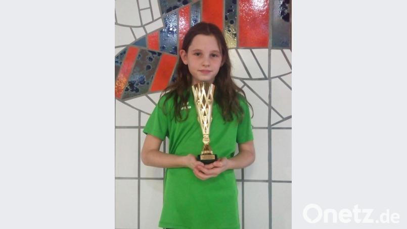 Anna-Lena Rösch gewann nicht nur ihr Rennen über 50 Meter Brust und belegte Platz zwei über 100 Meter Brust, sondern erhielt in ihrer Altersklasse auch den Pokal für die punktbeste Schwimmerin. Bild: u