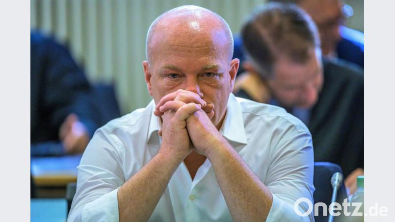 Joachim Wolbergs sitzt im Verhandlungssaal im Landgericht. Archivbild: Armin Weigel/dpa