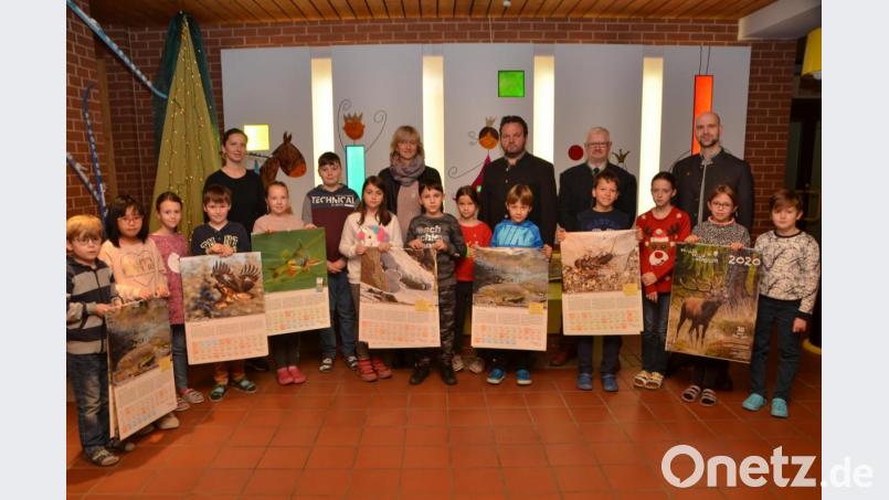 Stolz präsentierten die Förder- und Grundschüler die Kalender &quot;Wald, Wild und Wasser&quot;, die diesmal Tiere hauptsächlich aus der Bergwelt in die Klassenzimmer bringen. Die Vorsitzenden Sascha Freymann, Johann Dittmann, Christian Ertl, Rektorin Beate Vetterl und vom SFZ, Förderlehrerin Judith Friedl (von rechts nach links), begleiteten die Aktion. Bild: dob
