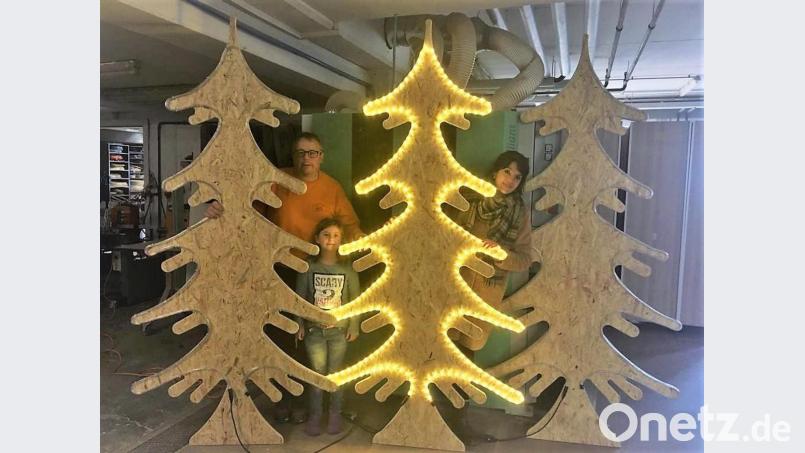 Georg Michael Fütterer und Romina Passon präsentieren die neuen „Orientierungsbäume“ beim Candlelight Shopping. Bild: stg