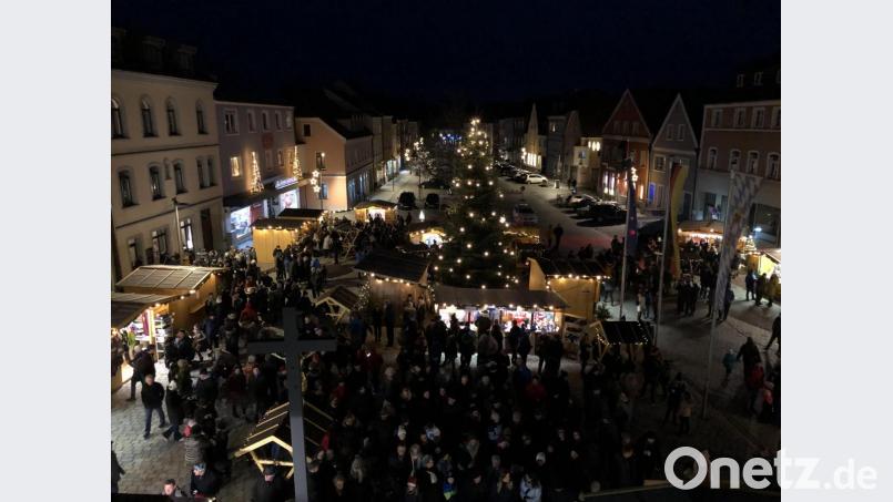 In stimmungsvolles Licht ist der Weihnachtsmarkt in Hirschau getaucht. Bild: bij