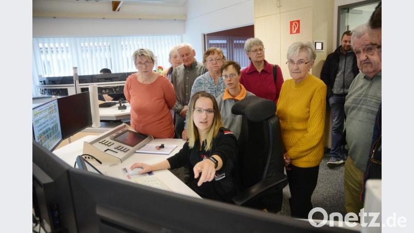 Schichtleiterin Sarah Müller, die auch für das Qualitätsmanagement an der ILS zuständig ist, zeigt den Senioren in der Leitstelle, wo die Notrufe eingehen und welche Daten die Disponenten zur Verfügung haben, um schnell Hilfe zu schicken. Bild: Gabi Schönberger