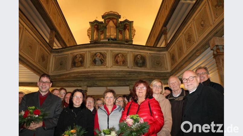 Mit der neu erstrahlten Steinmeyer-Orgel in der evangelischen Kirche St. Stephanus in Edelsfeld (von links): Kirchenmusikdirektor Gerd Hennecke, Verena Schmid, Elsbeth Maderer, Heidi Wohlfahrt, Pfarrer Matthias Ahnert und dahinter die Mitglieder des evangelischen Kirchenchores nach dem Konzert. Bild: gru