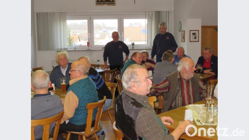 Vorsitzender Wolfgang Müller und Kommandant Gottfried Amschl (hinten, von links) bewirten die älteren Mitglieder und suchen das Gespräch. Bild: adj