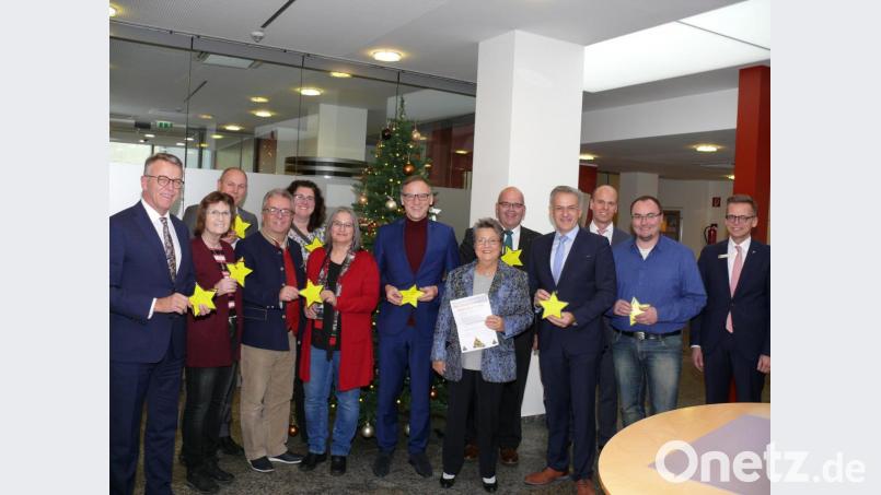 Zum Start der Aktion „Wunschsterne“ des Kinderschutzbundes Tirschenreuth waren dabei: (von links) Bürgermeister Franz Stahl, Gabi Kohl, Markus Preisinger (Plößberg), Bürgermeister Toni Dutz, Sibylle Männer, Gisela Worf, Bürgermeister Bernd Sommer, Inge Pannrucker, Bürgermeister Klaus Meyer, Bürgermeister Roland Grillmeier, Thomas Böhm (Sparkasse Waldsassen), Andreas Benesch (Bärnau) und Alexander Brittinger, Vorstandsmitglied der Sparkasse Oberpfalz Nord. Bild: kgg