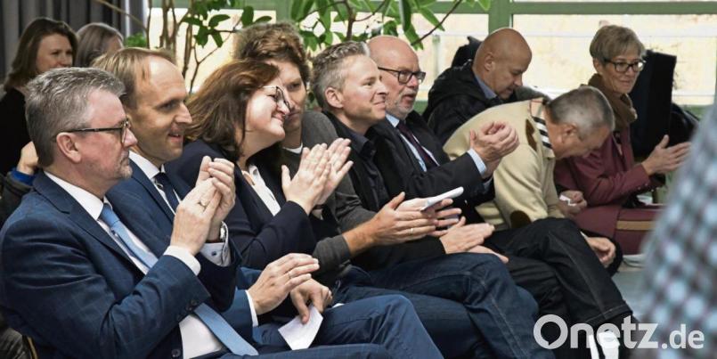Begeistert zeigten sich die Gäste (hier Bürgermeister Michael Göth, Schulrat Stefan Tischer, Schulleiterin Andrea Dechant, von links) über das Show-Programm. Bild: Petra Hartl