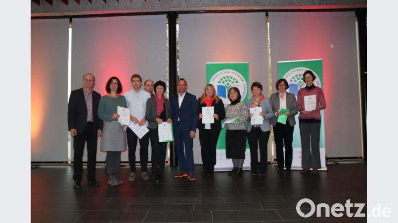 Die Vertreter der ausgezeichneten Schulen aus Amberg und dem Landkreis mit Umweltminister Thorsten Glauber (Sechster von links) und Norbert Schäffer (links), Vorsitzender des Landesbund für Vogelschutz. Bild: us