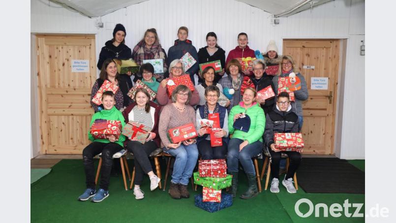 Mit dem Abschluss der diesjährigen Sammelaktion gab es im Helferteam einen Wechsel. Erna Mehlhase (vorne, Dritte von rechts) gab das Zepter an Katrin Feil (rechts daneben) weiter. Mit auf dem Bild die vielen Helfern mit Stellvertreterin Erika Häupler (vorne, Dritte von links). Bild: njn