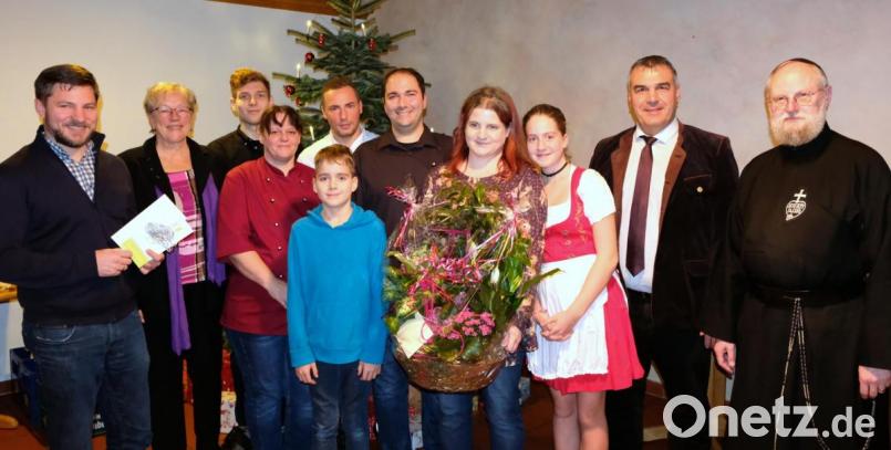 Stefan Harmsen, der neue Sportparkwirt (Mitte), nimmt zusammen mit seiner Familie die vielen guten Wünsche zur Eröffnung und Einweihung entgegen. Bild: mab