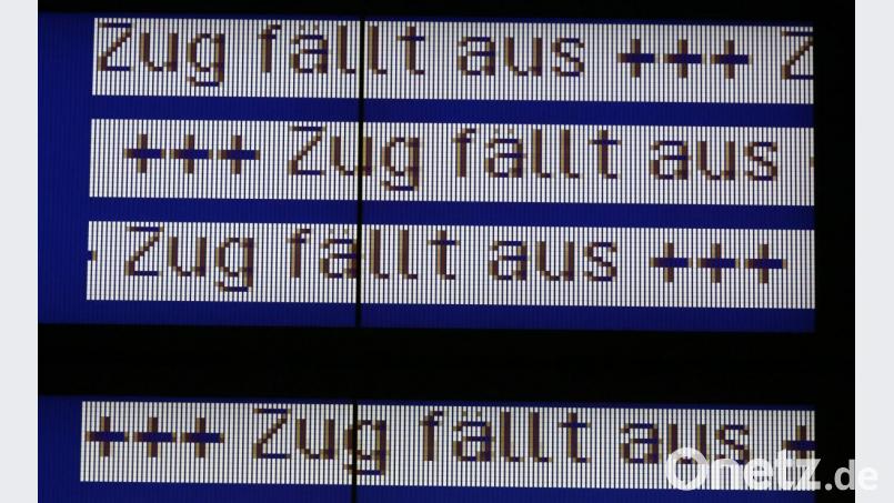 Zugausfall (Symbolbild) - wer regelmäßig Bahn fährt, hat auch damit regelmäßig zu tun. Symbolbild: Bernd Wüstneck dpa