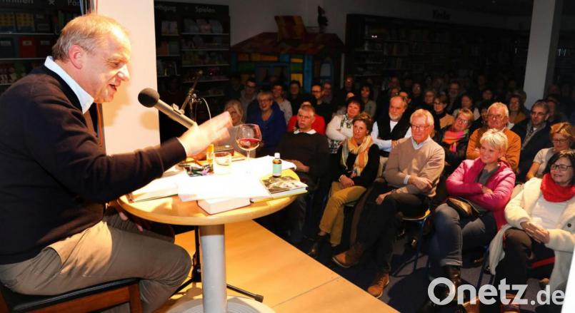 Bemerkenswert und humorvoll erläuterte der Autor und Moderator Hubertus Meyer-Burckhardt in Schwandorf seine Ansichten zu und von Frauen. Bild: Gerhard Götz