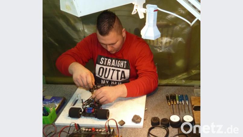 Maverick Reisinger beim „Basteln“ am Ladetisch neben der Bahn. Bild: Portner