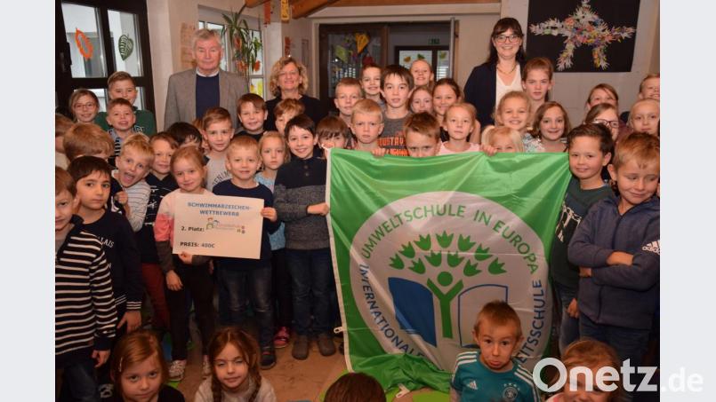 Rektorin Katja Meidenbauer, Schulrätin Margit Walter und BLSV-Kreisvorsitzender Ernst Werner freuen sichüber einen zweiten Platz beim bayernweiten Schwimmwettbewerb und die Auszeichnung zur &quot;Umweltschule in Europa&quot;. Bild: fz