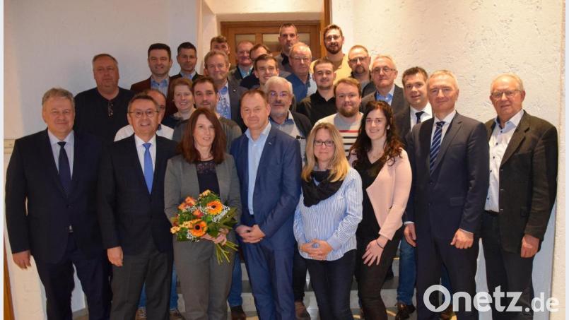 Mit Erich Meidinger (vorne, Mitte) als Bürgermeisterkandidat geht der CSU-Ortsverband Ebermannsdorf-Pittersberg in die Kommunalwahlen. Unterstützt wird er von einer &quot;breit aufgestellten Liste&quot; für die Gemeinderatswahl. Dazu gratulierten Landrat Richard Reisinger (links) und MdL Harald Schwartz (Zweiter von rechts). Bild: bö