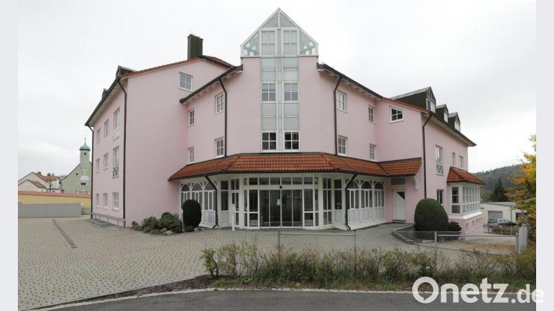 Im seit einem Jahr geschlossenen Hotel „Am Hofgarten“ will das Heilpädagogische Zentrum Irchenrieth 24 Wohnheimplätze für behinderte Menschen schaffen. Seitens der Stadt hat der Vorstand dafür den Bauantrag in der Tasche. Bild: Wolfgang Steinbacher