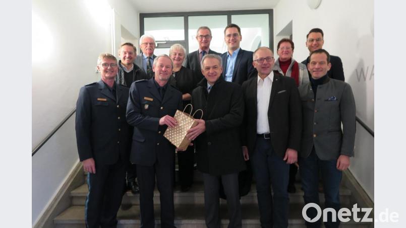 Beim Besuch der PI Kemnath überreichte Roland Grillmeier dem Dienststellenleiter Bernhard Gleißner ein Präsent. Bild: jzk