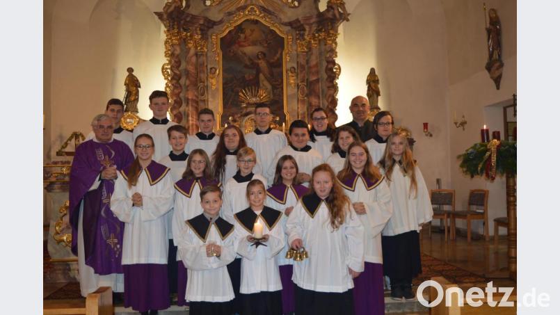 In einem feierlichen Gottesdienst wurden Tim Laubmeier, Mia Griebl und Julia Mösbauer (vorne von li) in die große Schar der Ministranten in Muschenried aufgenommen. Bild: bej