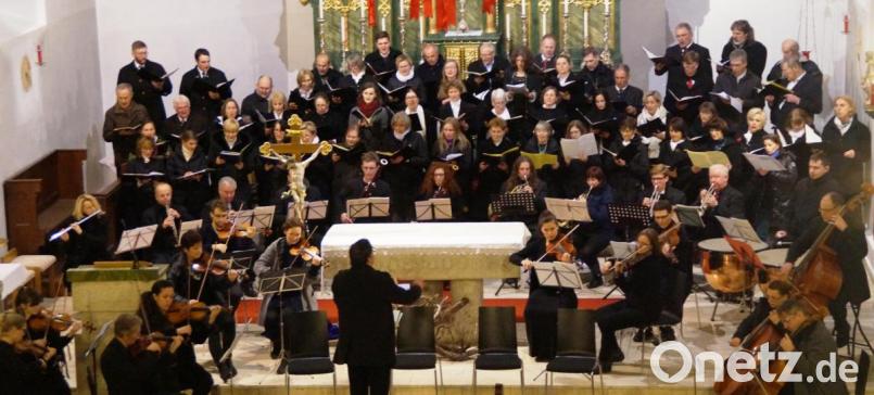 Rund 90 Musiker unter der Gesamtleitung von Alexander Pointner bescherten dem Schönseer Publikum einen besonderen Hörgenuss zur Adventszeit. Bild: weu