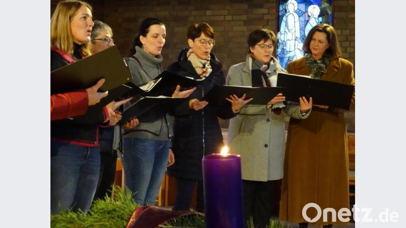 Ilse Aigner stellte sich an die Seite der Sängerinnen. Der Chor &quot;Cousinentöne&quot; sang der Landtagspräsidentin zu Ehren adventliche Weisen. Bild: hou