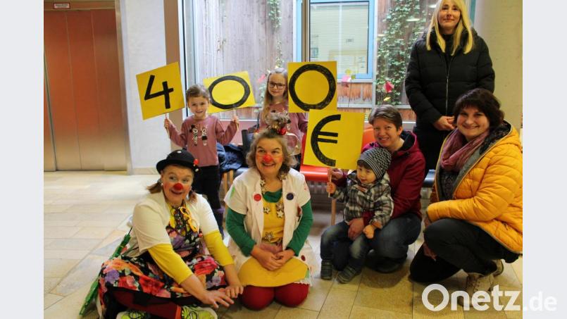 Die Buben und Mädchen des Störnsteiner Kindergartens überreichen stolz ihre Spende an die Klinikclowns Dr. Rosalie Sprudl und Dr. Rosa Socke. Bild: exb