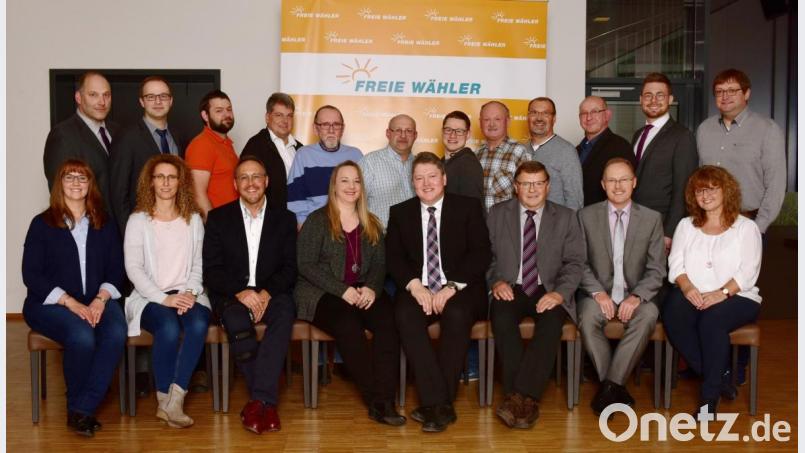 Optimistisch blicken die Freien Wähler der Steinwaldstadt den Kommunalwahlen im Frühjahr entgegen. Bernhard Schmidt (vorne, Mitte) will Nachfolger von Hans Donko werden. Für dieses Ziel drückt ihm auch Ehefrau Maria (links daneben) die Daumen. Bild: exb