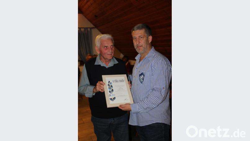 Bereits seit 70 Jahren ist Alfred Friedl (links) FV-Mitglied, Vorsitzender Robert Liermann gratuliert. Bild: mc