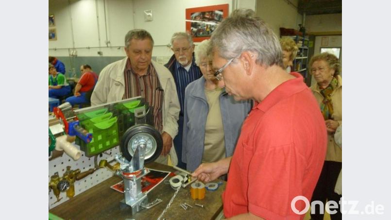 Der Bezirk tagt gerne dort, wo sich seine Leistungen sehen lassen können: Wie am Dienstag in den gemeinnützigen Naab-Werkstätten für Menschen mit Behinderung in Schwandorf.
Bild mit Gruppenleiter im Metallbereich bei Erklärung der Arbeitsvorgänge
Folgende Dateien oder Links können jetzt als Anlage mit Ihrer Nachricht gesendet werden:
P1010033 (3) Bild: Archivbild: Fridolin Gans