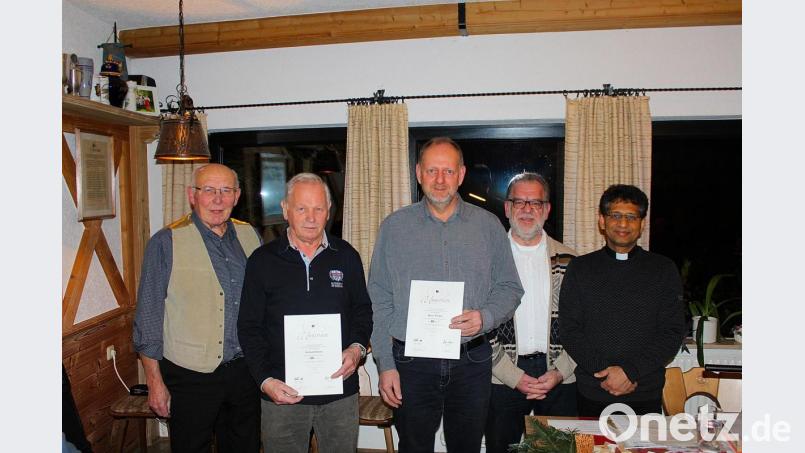 Gerhard Dostler und Alfons Fischer (Zweiter und Dritter von links) unterstützen seit 40 Jahre die Kolpingsfamilie Friedenfels. Die Vorsitzenden Helmut Schaumberger und Reiner Gärtner sowie Präses Pfarrer Joseph (von links) dankten den Jubilaren für ihre Treue zum Verein. Bild: bsc