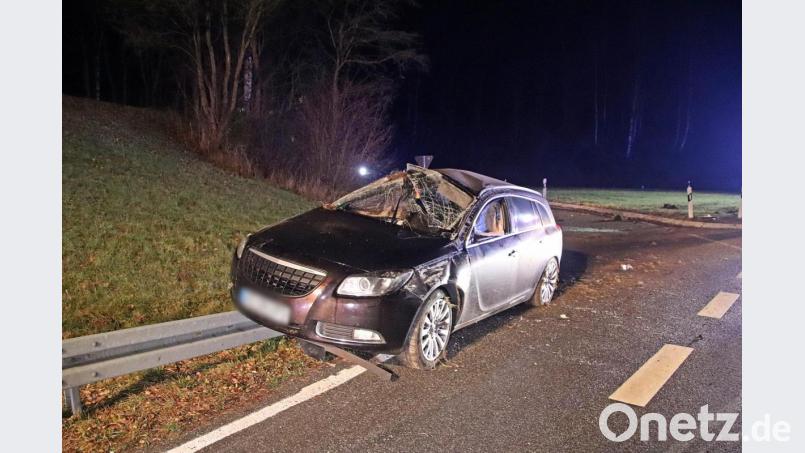Nach einem Überschlag bleibt der Opel auf der Leitplanke liegen. Bild: jma