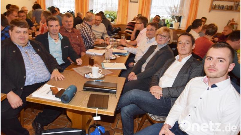 Bei der Tagung (von links): Bürgermeister Dieter Dehling, Wasserwerk-Nachbarschaftsleiter Elmar Halk und der Wasserwart der Illschwang-Gruppe, Ernst Herbst (rechts), mit den Referenten. Bild: no