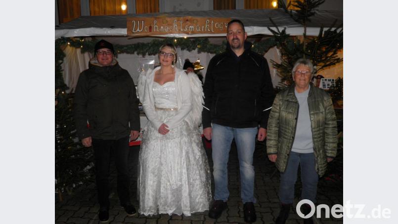 Bürgermeister Hubert Kraus (links), Gertrud Lindner und OGV-Vorsitzender Stefan Gottfried (von rechts) freuten sich über den Besuch des Christkinds (Verena Pöllmann) beim Pullenreuther Weihnachtsmarkt. Bild: exa