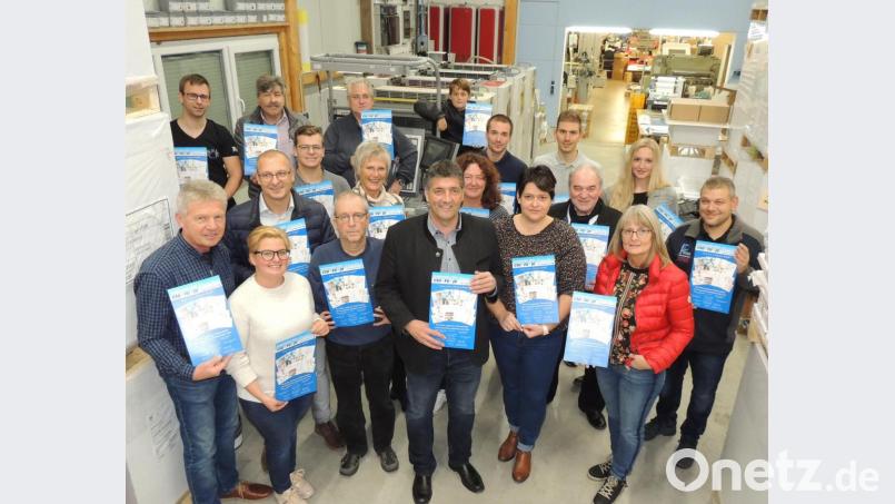 Der Veranstaltungskalender „Grafenwöhr 2020“ ist fertig und kommt in den nächsten Wochen in alle Haushalte. Bürgermeister Edgar Knobloch und die CSU-Stadtratskandidaten danken den Machern. Bild: mor
