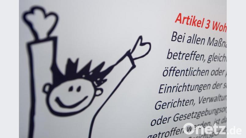 Ein Plakat mit dem Artikel 3 der UN-Kinderrechtskonvention hängt in einer Klinik für Kinder- und Jugendpsychiatrie. Foto: Philipp Schulze/dpa/Archivbild Bild: Philipp Schulze