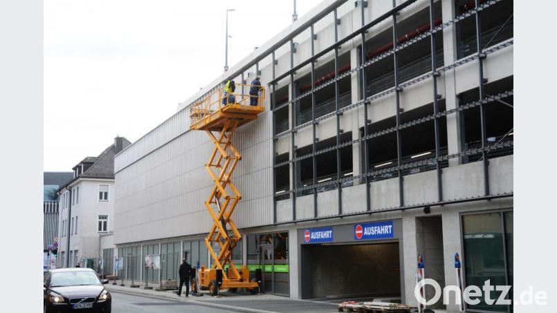 Das NOC-Parkhaus wandelt sich: Die Fassade mit (links) und ohne Stelen. Insgesamt werden in der Sedanstraße über 400 Quadratmeter (Größe eine Basketball-Feldes) der Fassade hochwertig eingekleidet. Bild: Gabi Schönberger