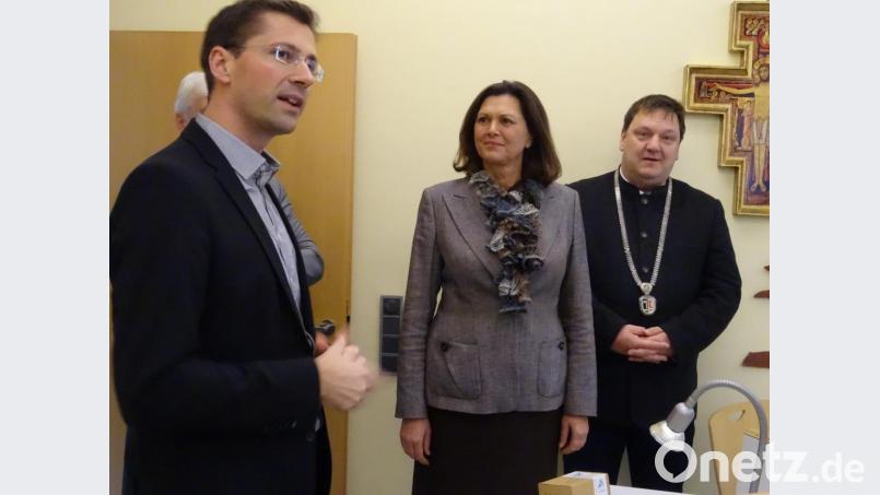 Ein Besuch, über den sich Pfarrer Michael Hoch (links) sehr freute: Im Albertus-Magnus-Saal gleich neben der Kirche begrüßte er Landtagspräsidentin Ilse Aigner (Mitte). Mit dabei war auch Bürgermeister Christian Ziegler (rechts), der aus gegebenem Anlass die Amtskette angelegt hatte. Bild: Houschka